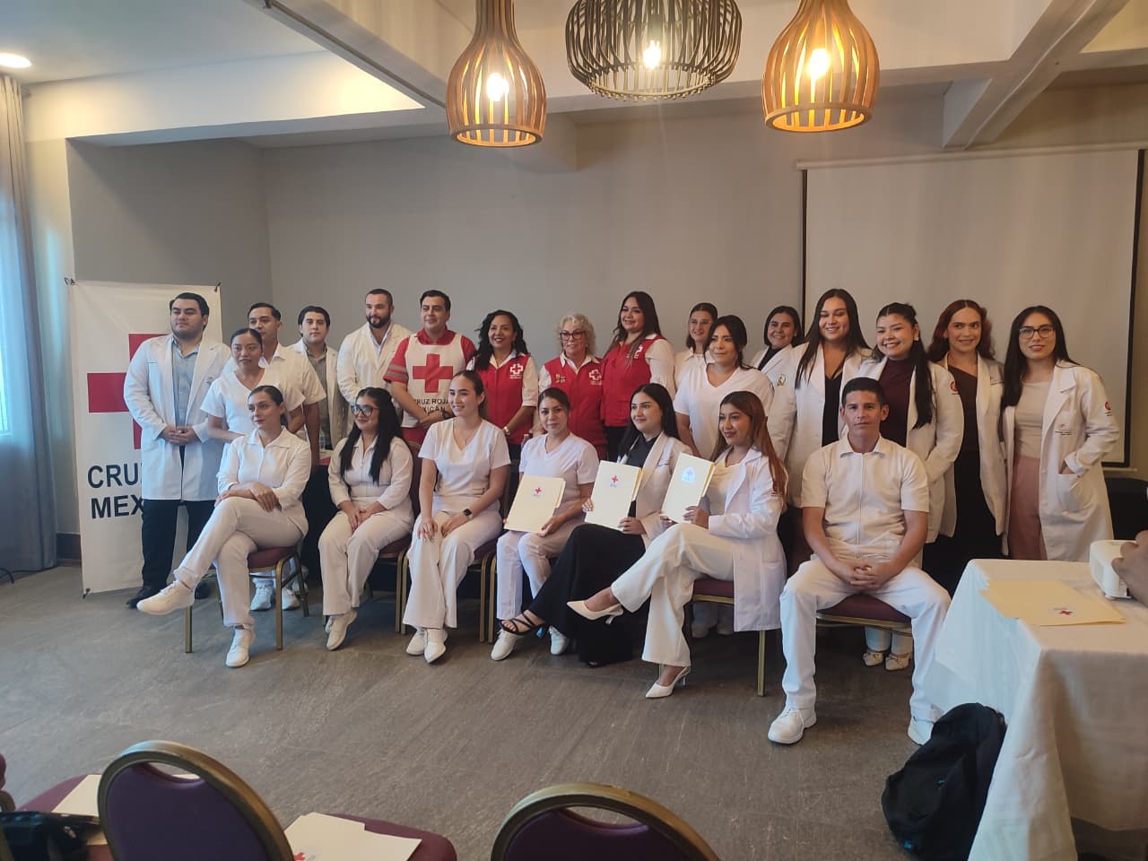 Cruz Roja Mazatlán entrega constancias a pasantes de Enfermería y Medicina