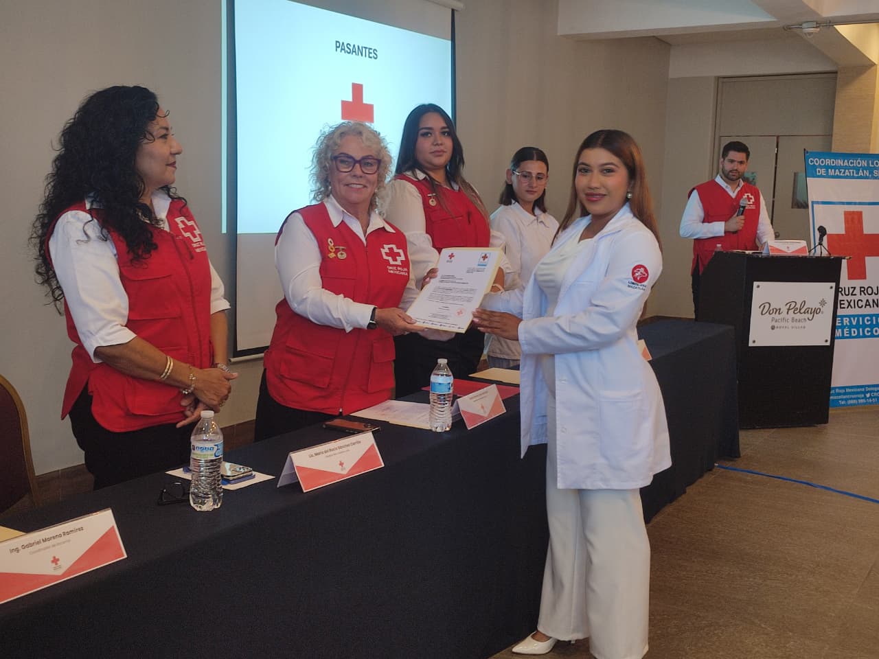 Cruz Roja Mazatlán entrega constancias a pasantes de Enfermería y Medicina