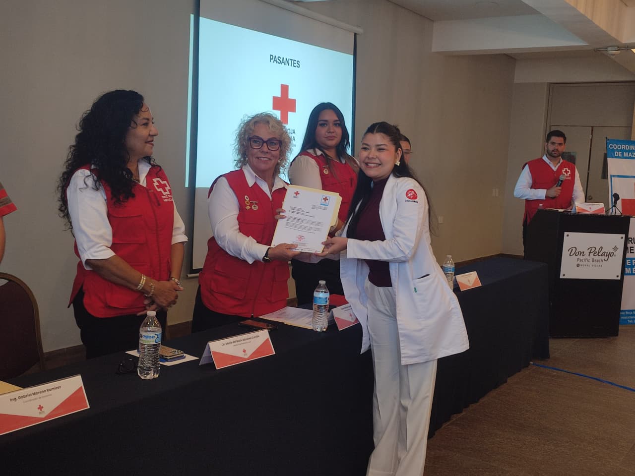 Cruz Roja Mazatlán entrega constancias a pasantes de Enfermería y Medicina