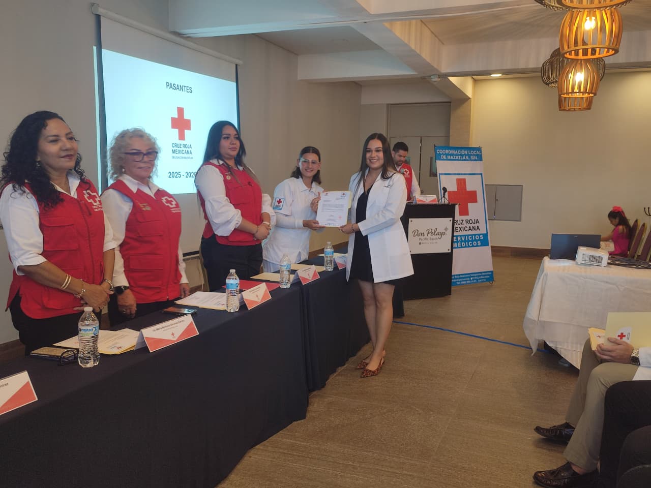 Cruz Roja Mazatlán entrega constancias a pasantes de Enfermería y Medicina