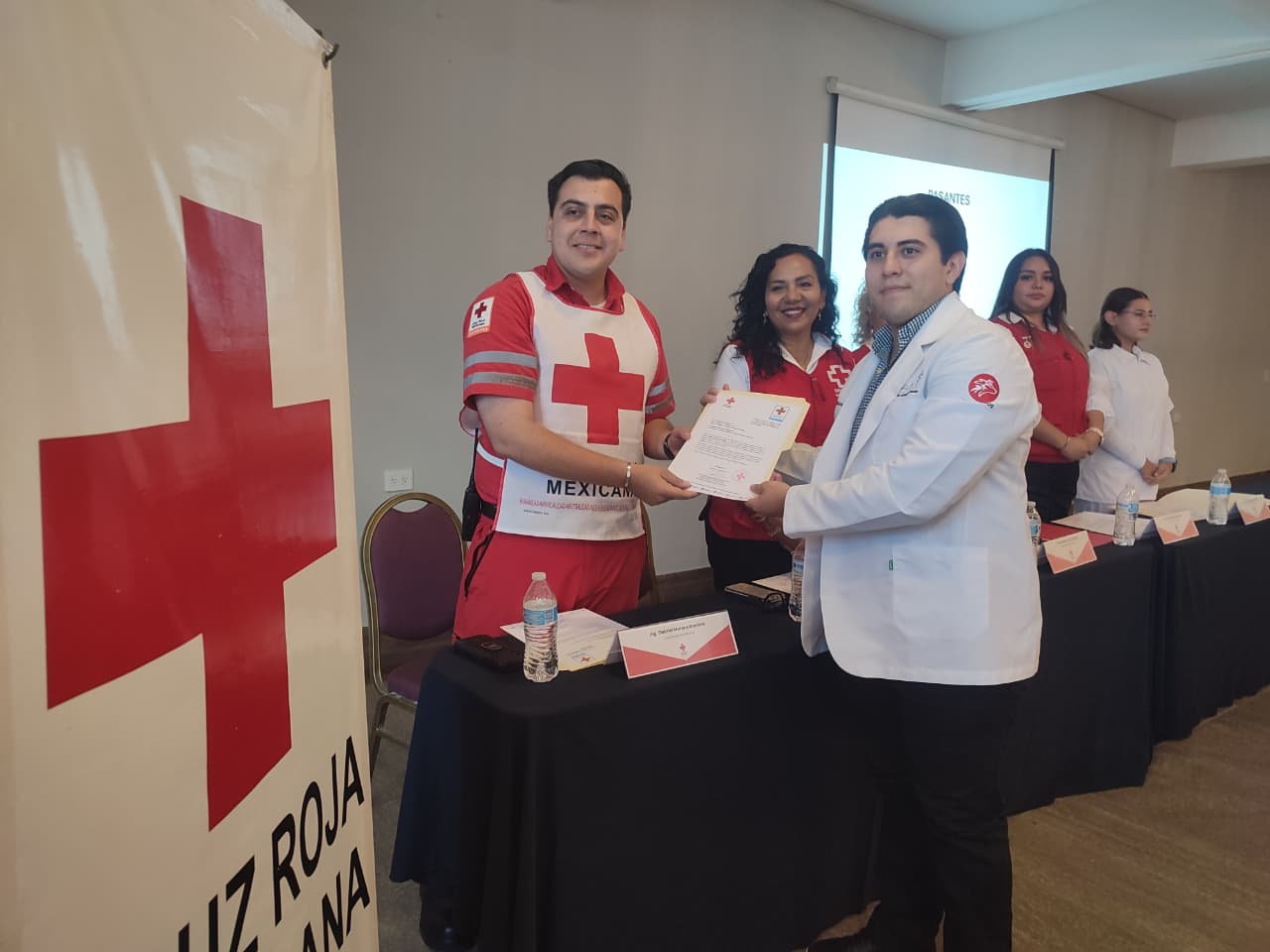 Cruz Roja Mazatlán entrega constancias a pasantes de Enfermería y Medicina