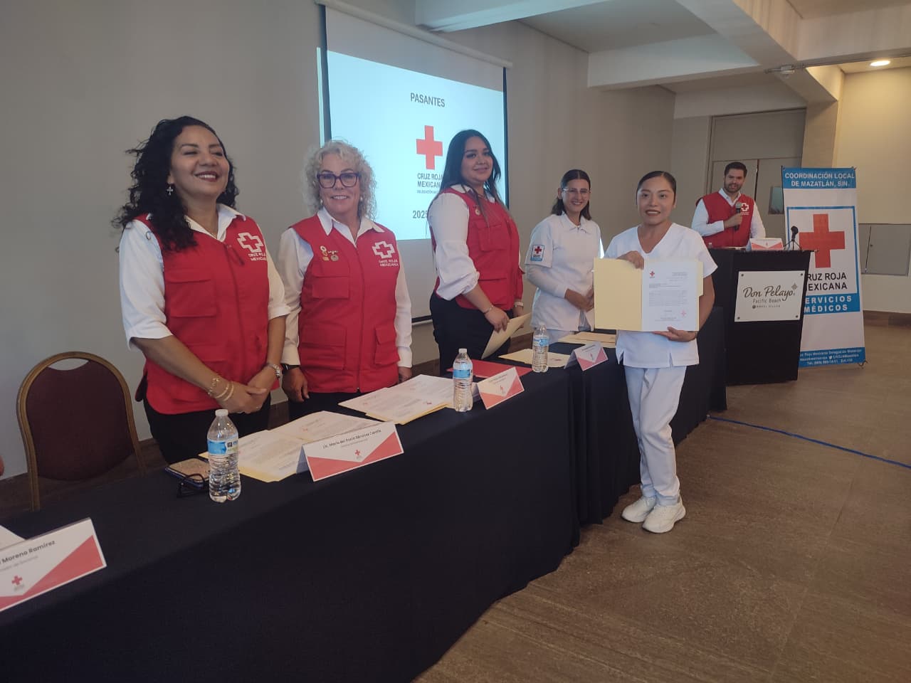 Cruz Roja Mazatlán entrega constancias a pasantes de Enfermería y Medicina