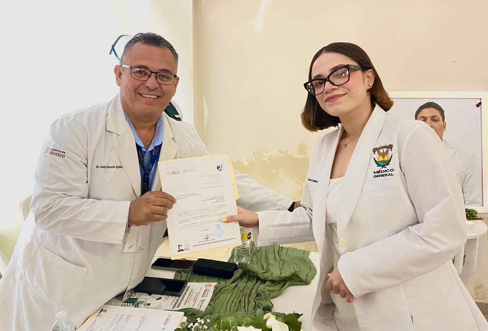 Entregan constancias a pasantes que concluyeron servicio social en Hospital IMSS Bienestar en Rosario