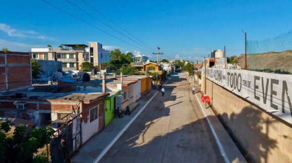 Después de más de 40 años, vecinos de la Francisco Villa, en Mazatlán, Sinaloa, estrenan la pavimentación de su calle