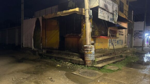 Madrugada violenta en Mazatlán, Sinaloa; atacan dos depósitos, balean vivienda y queman comercios