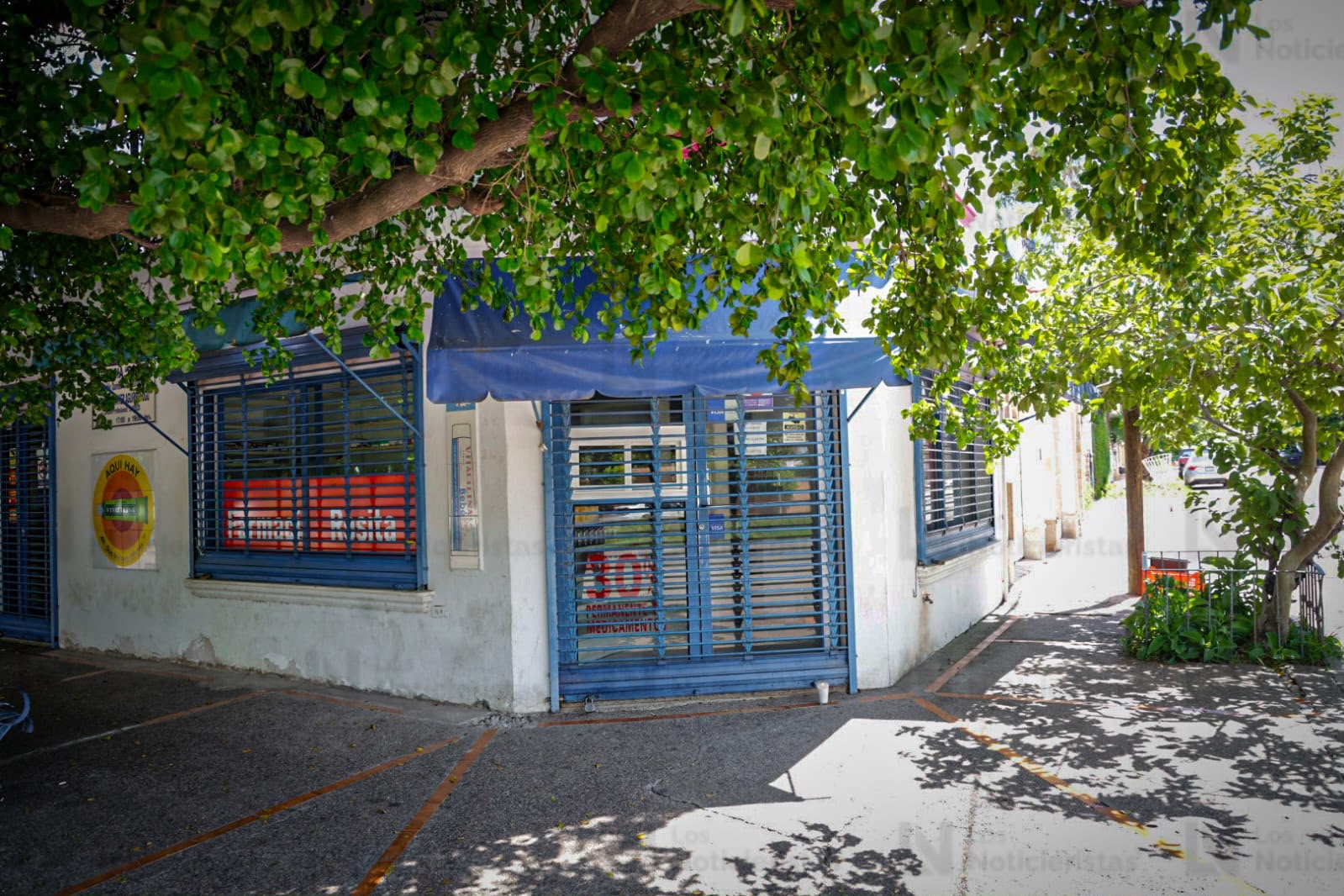 Una veladora ilumina la farmaci donde fue privado de la vida un médico en Culiacán
