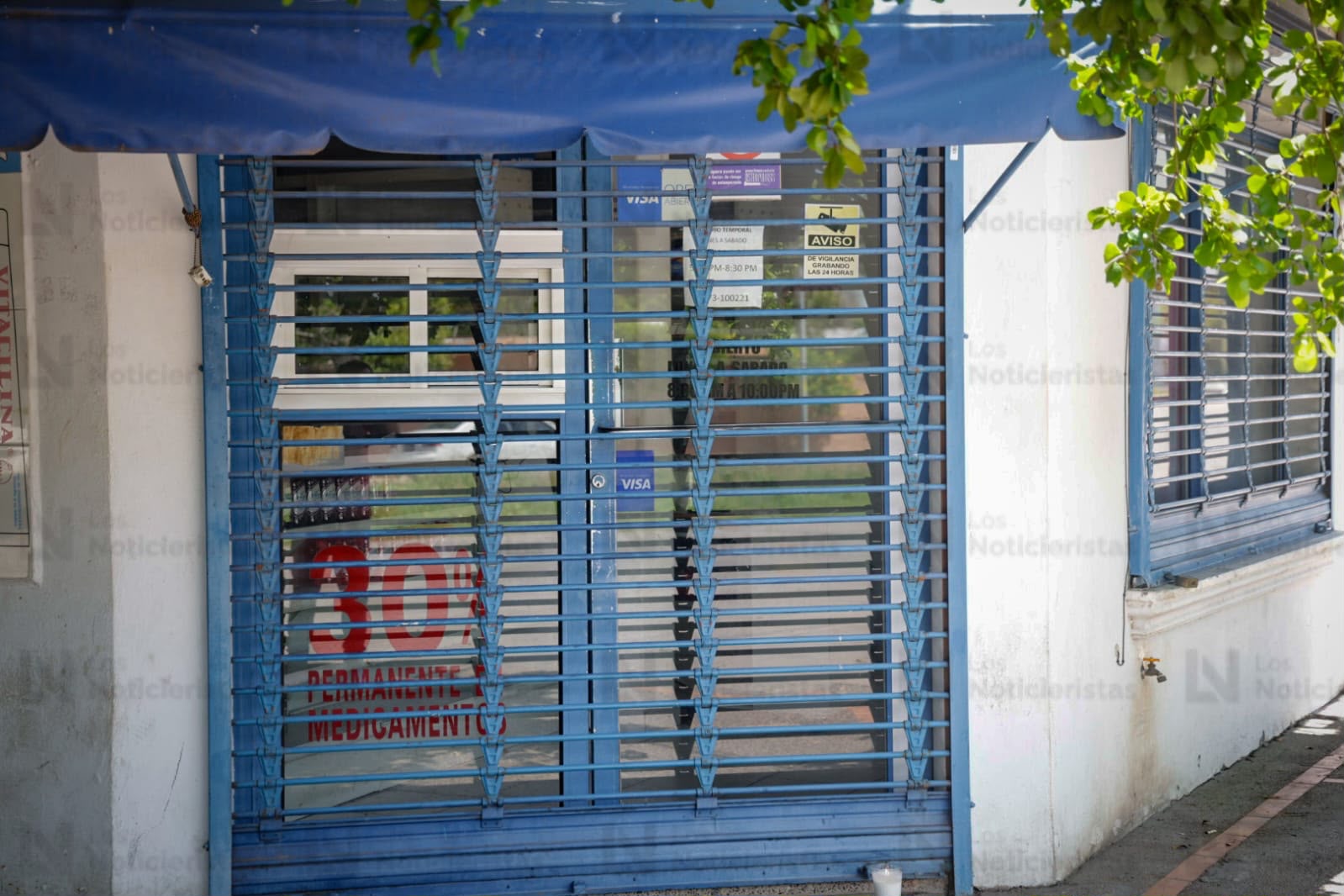 Una veladora ilumina la farmaci donde fue privado de la vida un médico en Culiacán