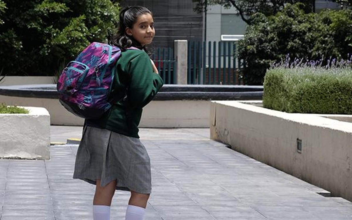 Estudiante con mochila pesada