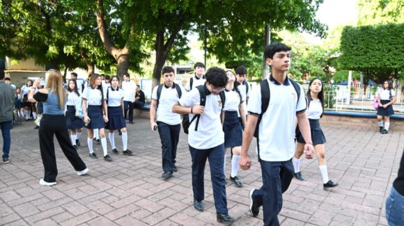 Preparatoria Central Diurna de la UAS da la bienvenida a mil 200 alumnos de nuevo ingreso con curso de inducción