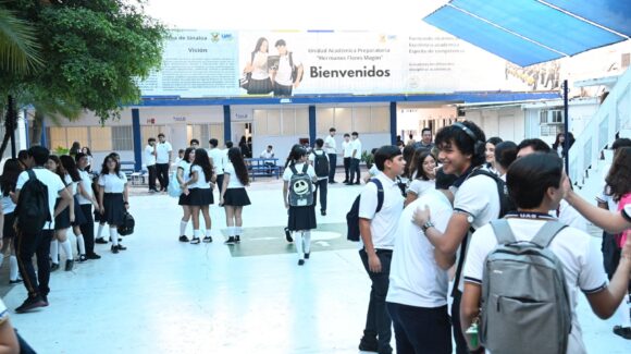 Puertas abiertas en la Casa Rosalina: miles de jóvenes inician ciclo escolar en las preparatorias de la UAS