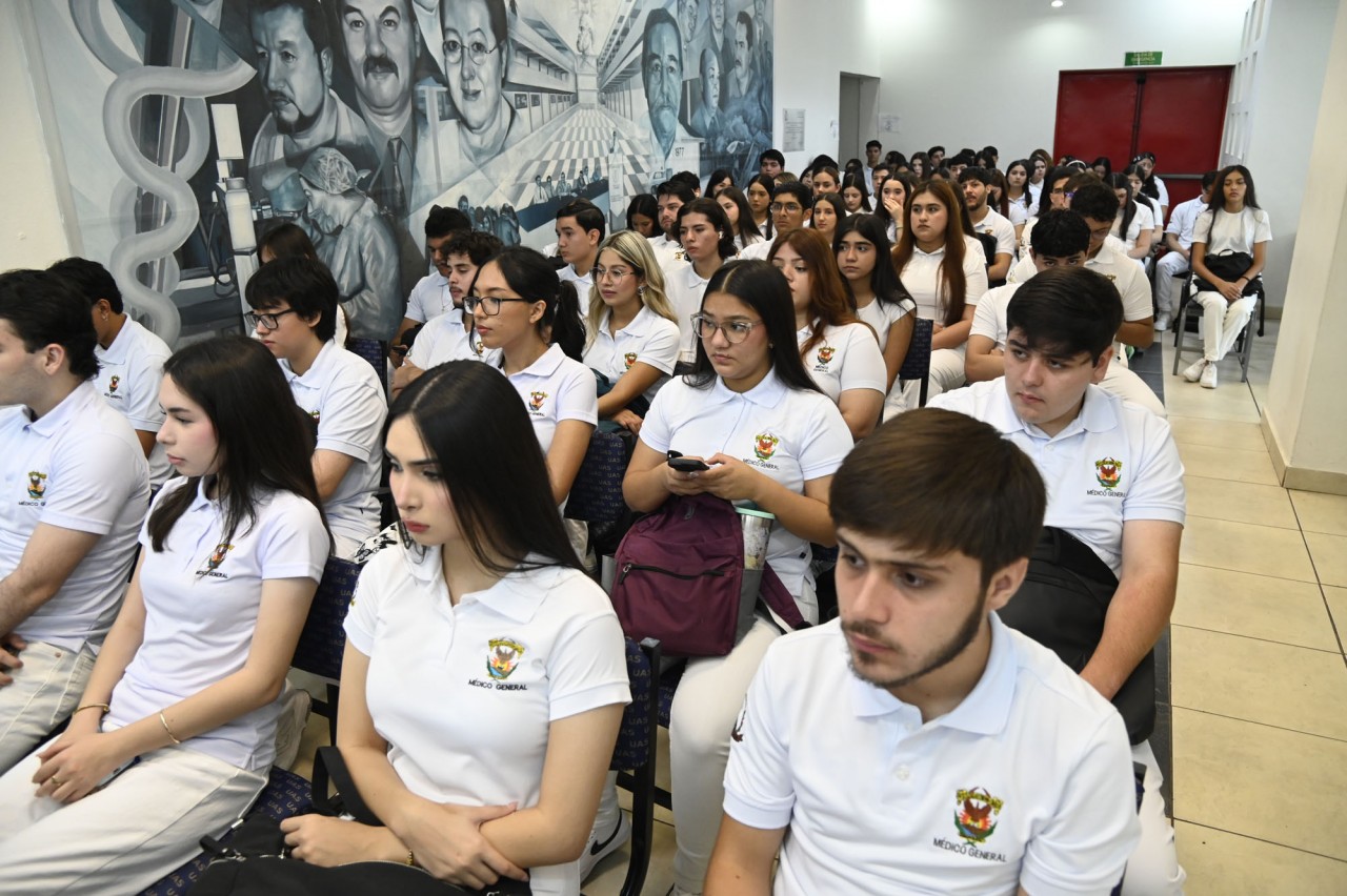 Estudiantes de medicina de la UAS