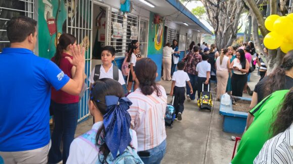 Entre preocupación por la seguridad y volver a madrugar, familias de Mazatlán regresan a la rutina escolar