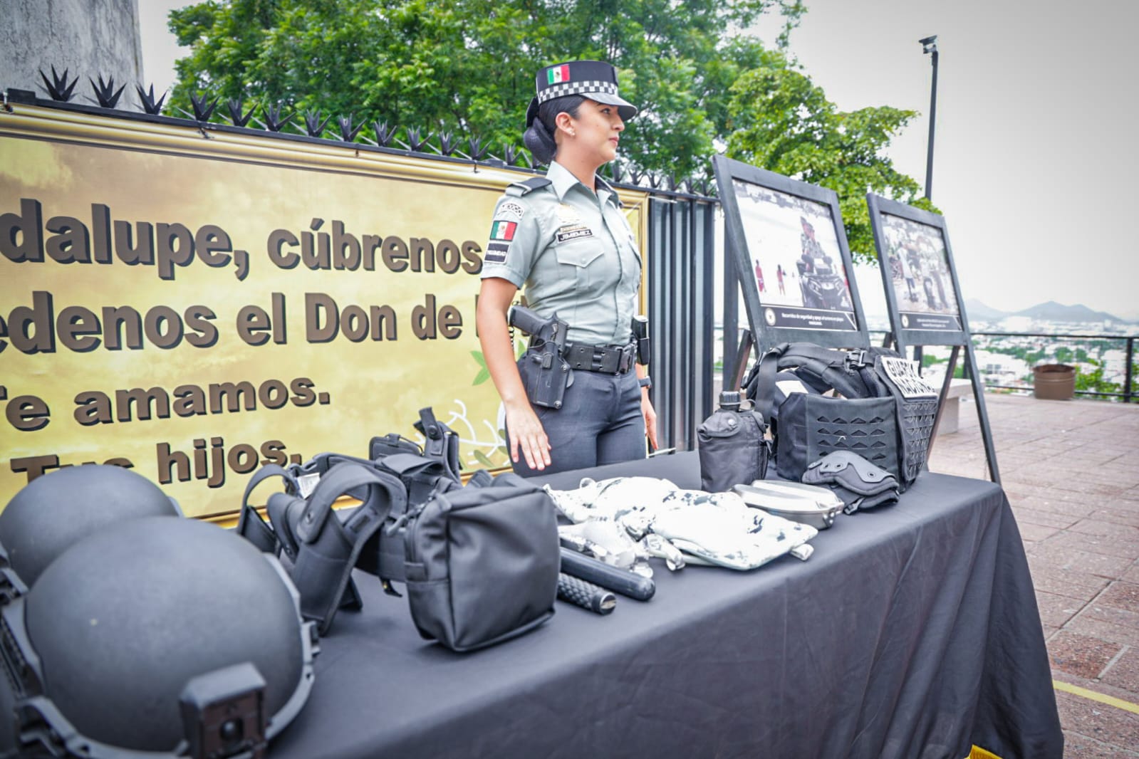 Exhibición de equipo tactico de Guardia Nacional