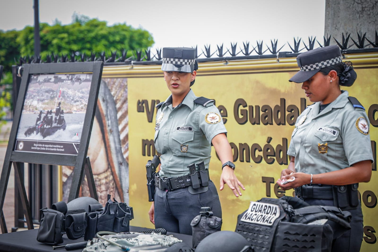 Exhibición de equipo tactico de Guardia Nacional