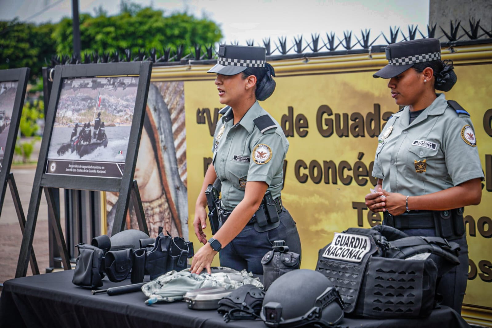Exhibición de equipo tactico de Guardia Nacional