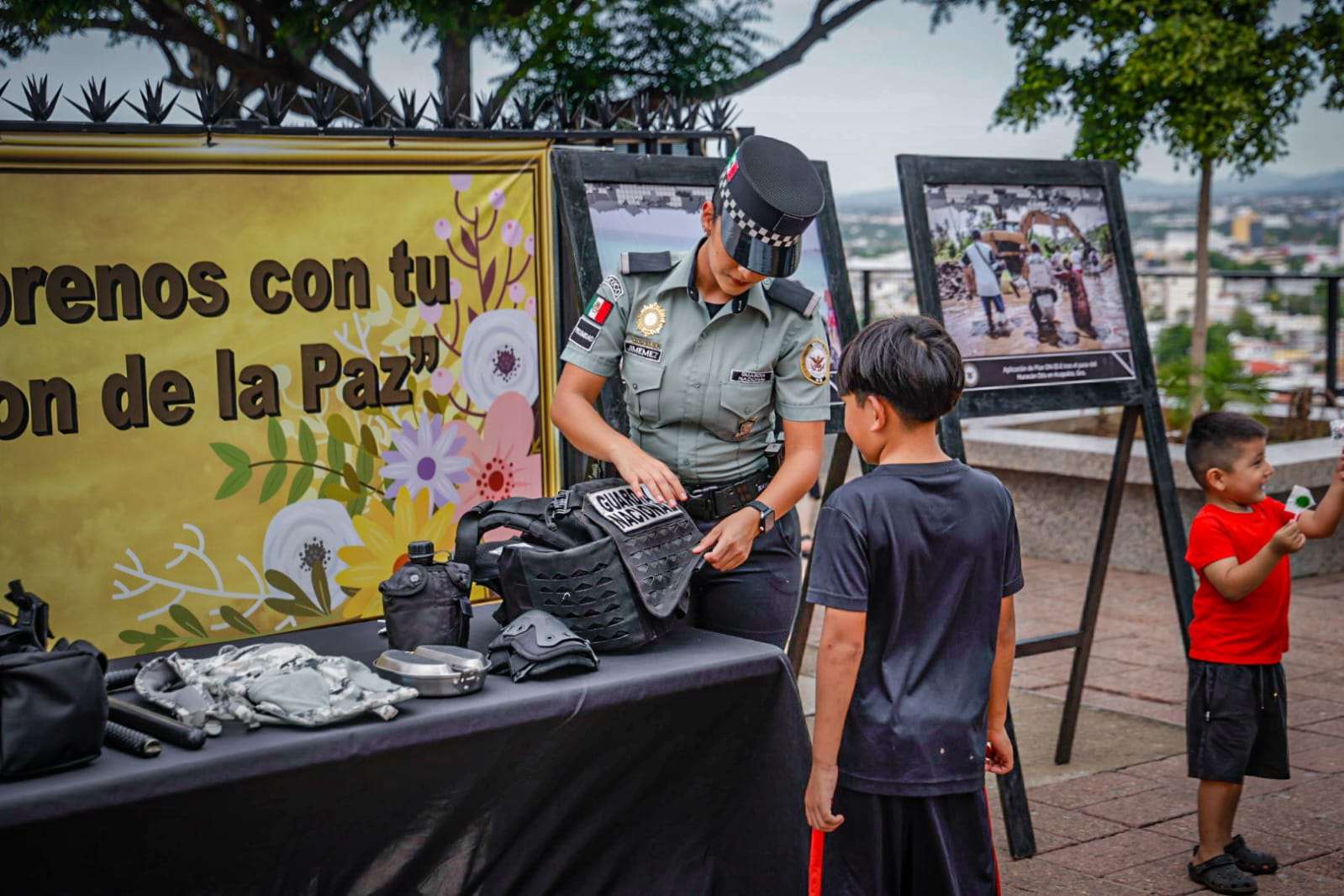 Exhibición de equipo tactico de Guardia Nacional