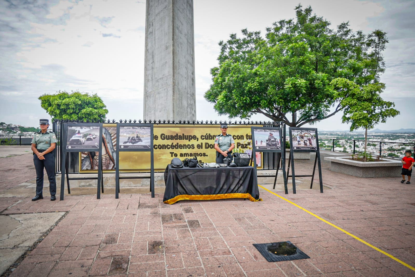 Exhibición de equipo tactico de Guardia Nacional
