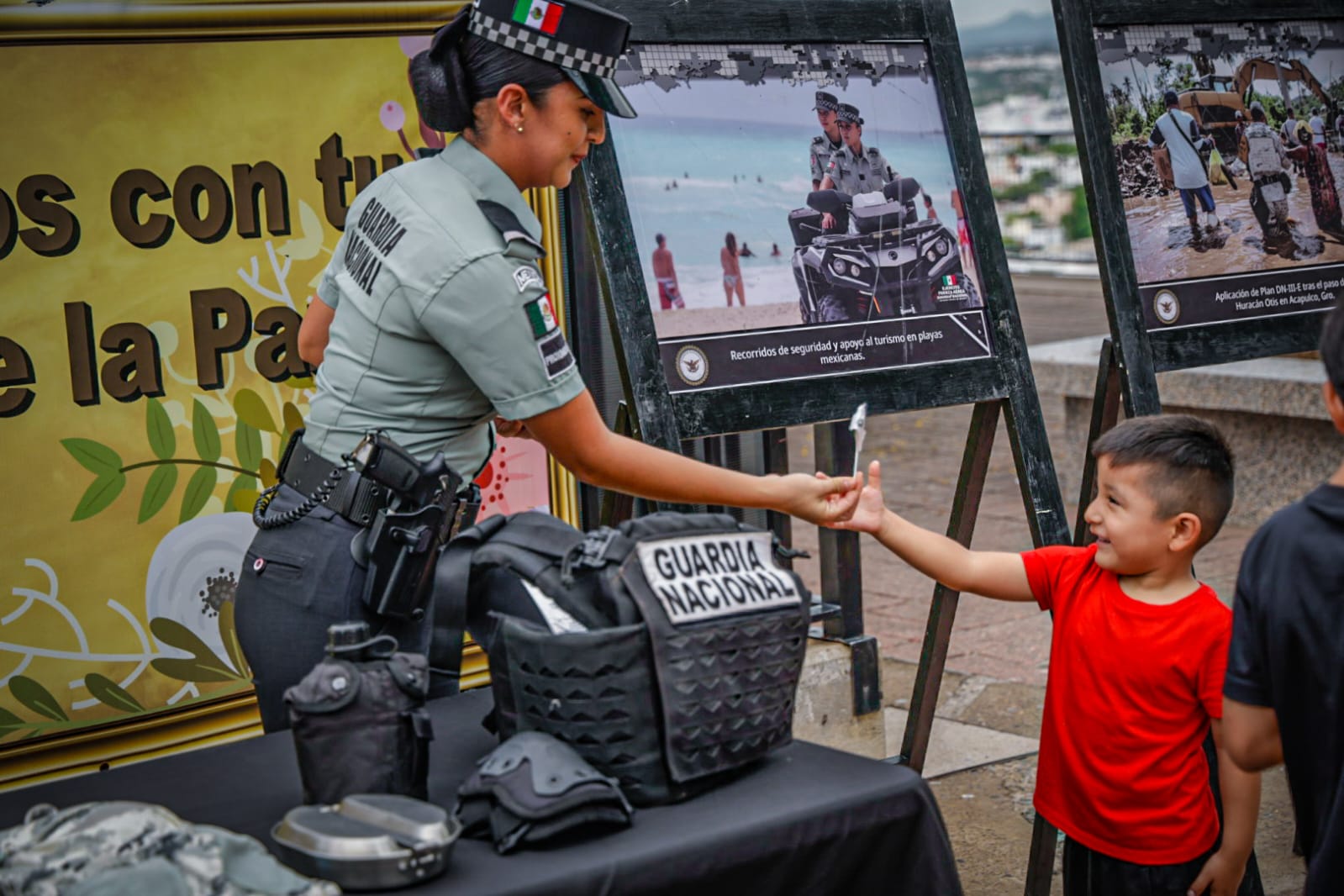 Exhibición de equipo tactico de Guardia Nacional