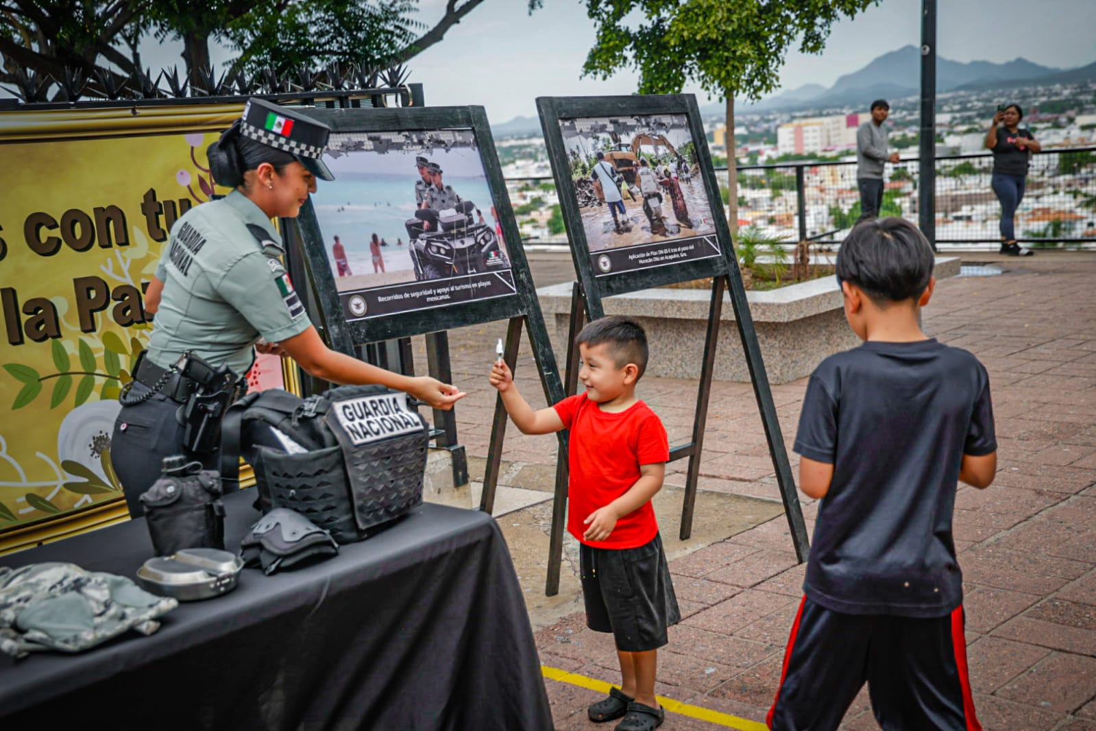 Exhibición de equipo tactico de Guardia Nacional
