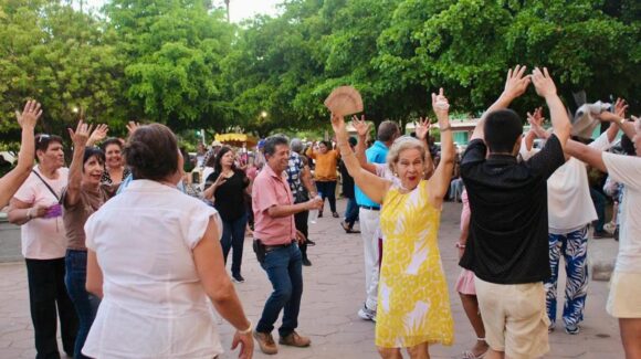 Abuelos en Ahome, Sinaloa, podrán festejar su día el próximo viernes 28 con gran baile en Plaza Solidaridad de Los Mochis