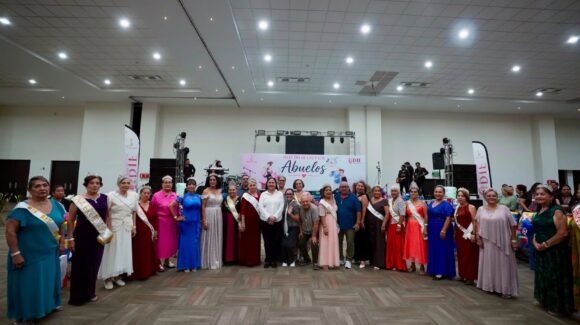 Coronan a la Reina y el Rey de las y los Abuelos 2026 durante tradicional baile en Mazatlán, Sinaloa