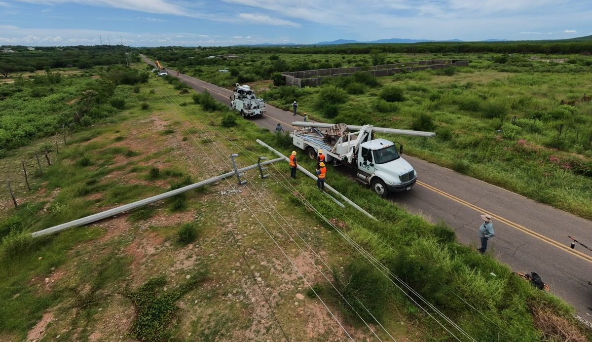 CFE trabaja en restablecer energía eléctrica en El Fuerte, tras lluvias