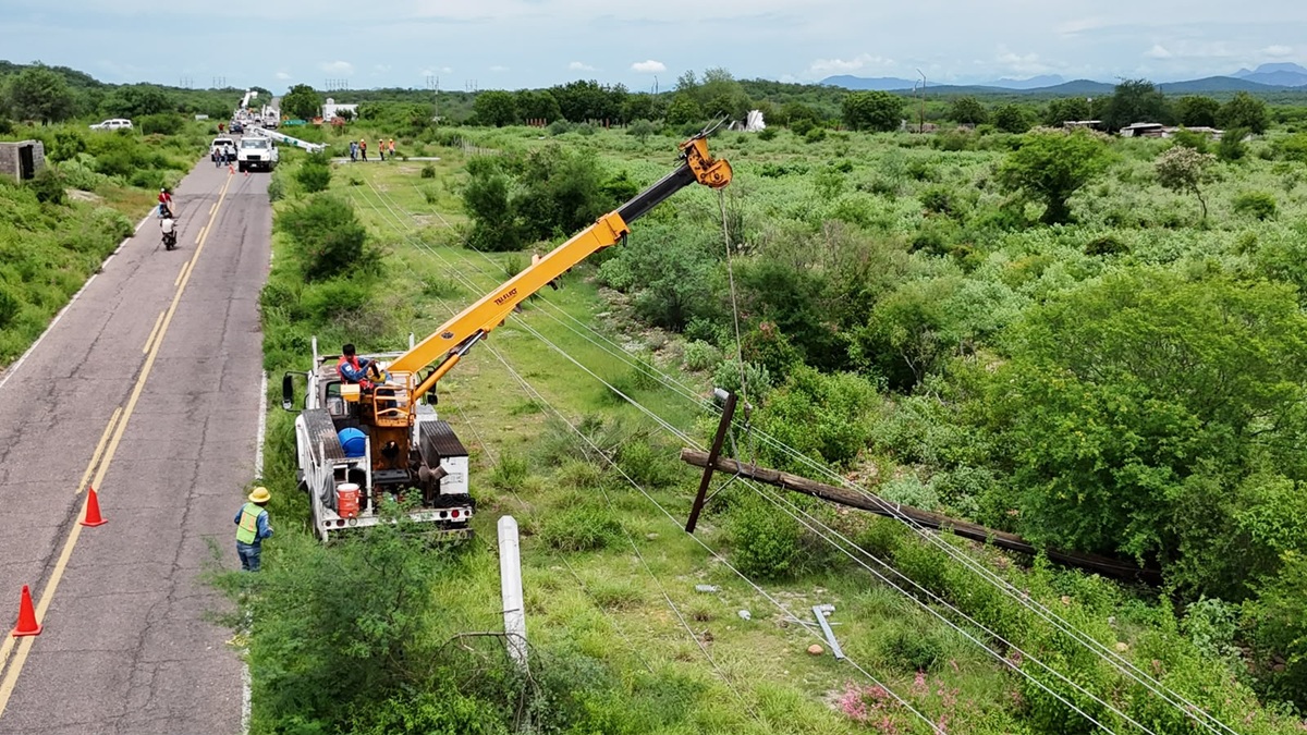 CFE trabaja en restablecer energía eléctrica en El Fuerte, tras lluvias