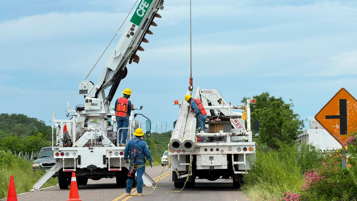 CFE trabaja en restablecer energía eléctrica en El Fuerte, tras lluvias