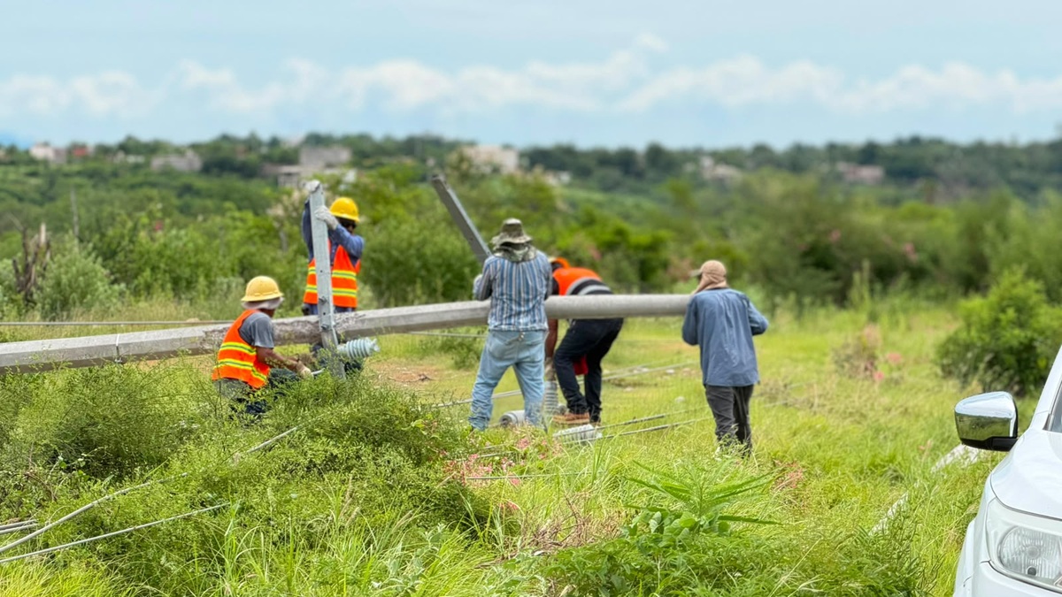 CFE trabaja en restablecer energía eléctrica en El Fuerte, tras lluvias