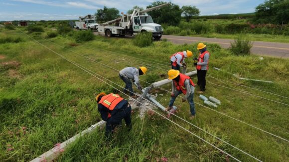 Fuertes lluvias dejan sin energía eléctrica ni agua potable en El Fuerte, Sinaloa