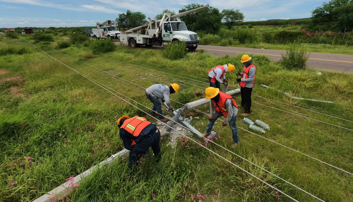 CFE trabaja en restablecer energía eléctrica en El Fuerte, tras lluvias
