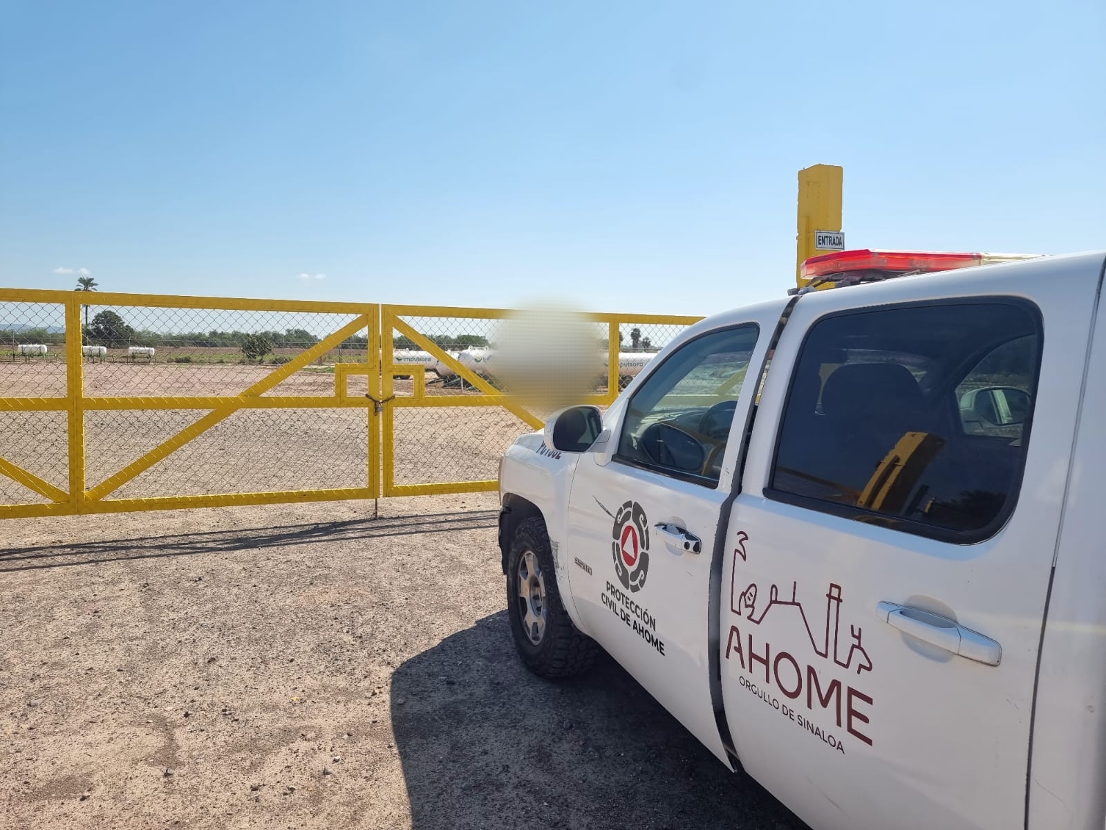 Fuga de amoníaco en nodriza en el ejido Olas Altas, moviliza los cuerpos de auxilio del municipio de Ahome, Sinaloa