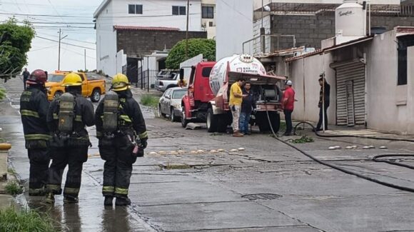 Fuga en pipa con gas LP en Loma Linda de Culiacán, Sinaloa, moviliza a cuerpos de emergencia