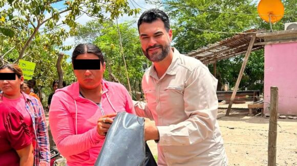 Fue a petición de las familias la entrega de hules negros, responde diputado César Guerrero ante críticas