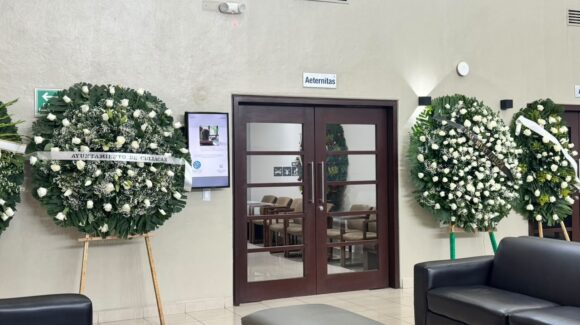 Dan el último adiós a “El Chuquiqui” Hernández en Culiacán, Sinaloa; familiares y políticos lo despiden con misa y flores