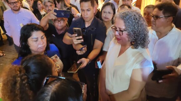 Casos de desaparecidos llegan al Teatro Ángela Peralta, en Mazatlán; Graciela Domínguez atiende a familias y promete reunión