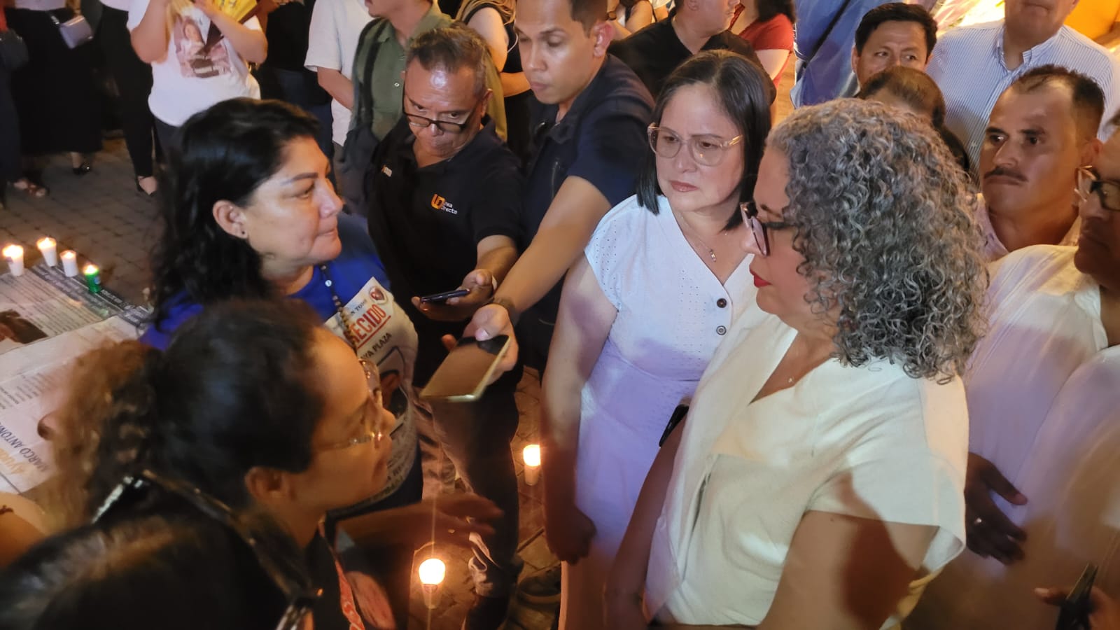 Graciela Domínguez se reúne con con familiares de desaparecidos afuera del TAP de Mazatlán