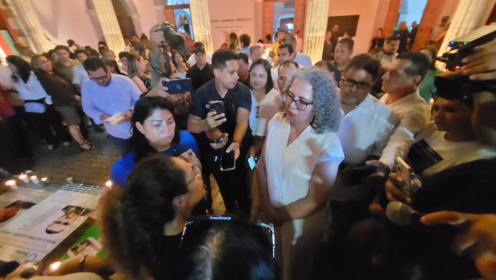 Graciela Domínguez se reúne con con familiares de desaparecidos afuera del TAP de Mazatlán