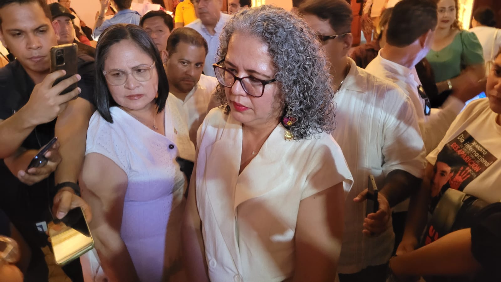 Graciela Domínguez se reúne con con familiares de desaparecidos afuera del TAP de Mazatlán
