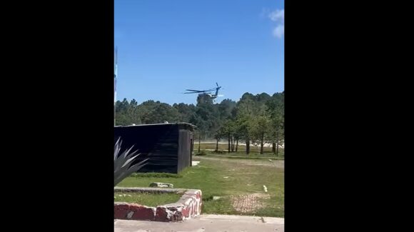 En maniobra de descenso, helicóptero del Ejército se accidenta al rozar un pino en Pueblo Nuevo, Durango (video)