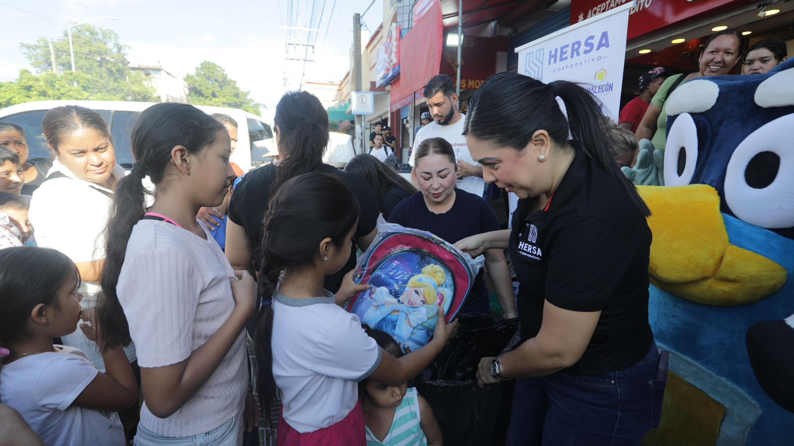 Hersa Corporativo entrega mochilas en Mazatlán