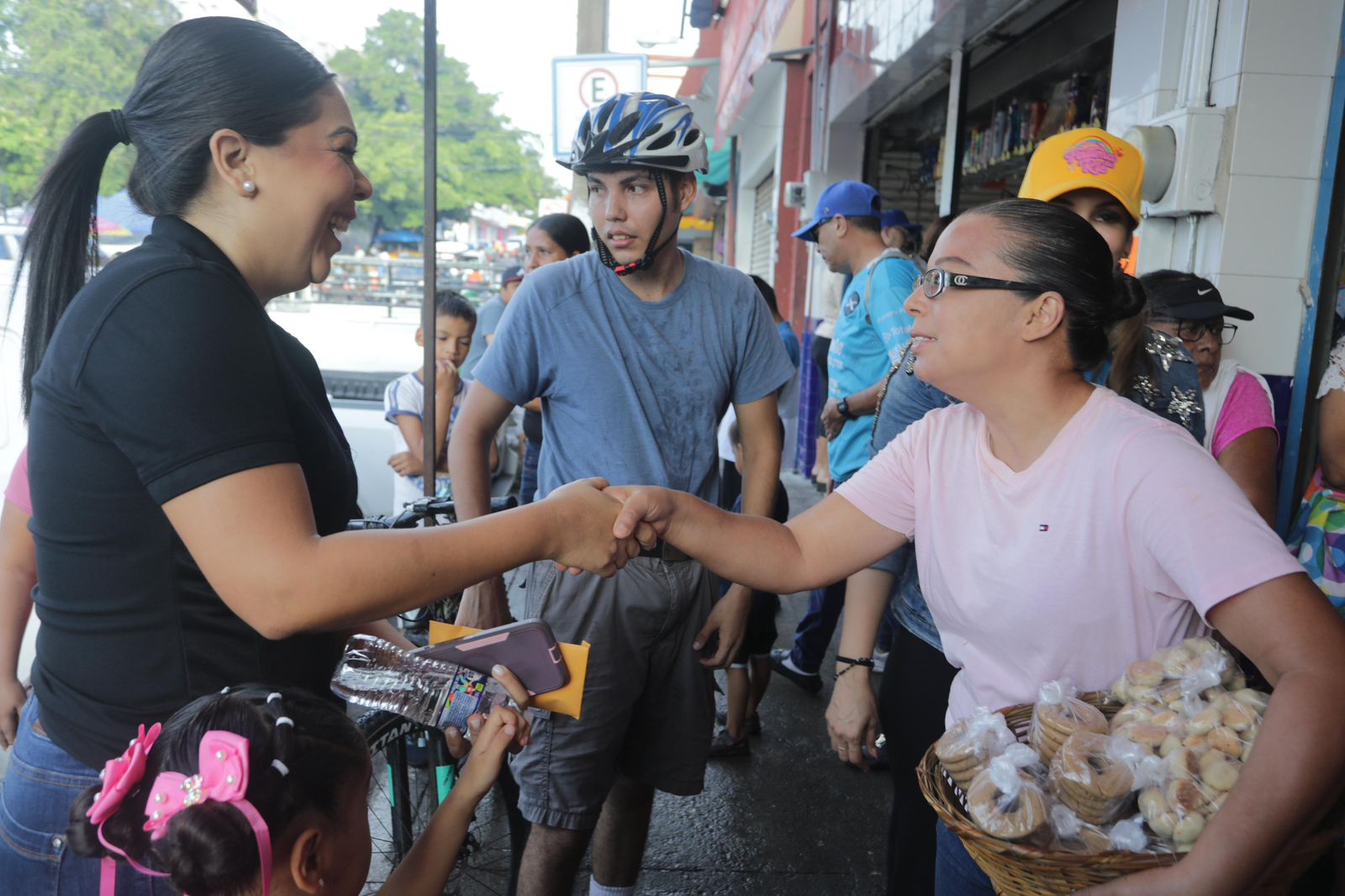 Hersa Corporativo entrega mochilas en Mazatlán