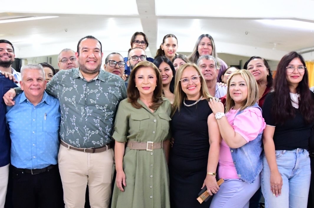 Gloria Himelda Félix con docentes durante la fase intensiva del CTE