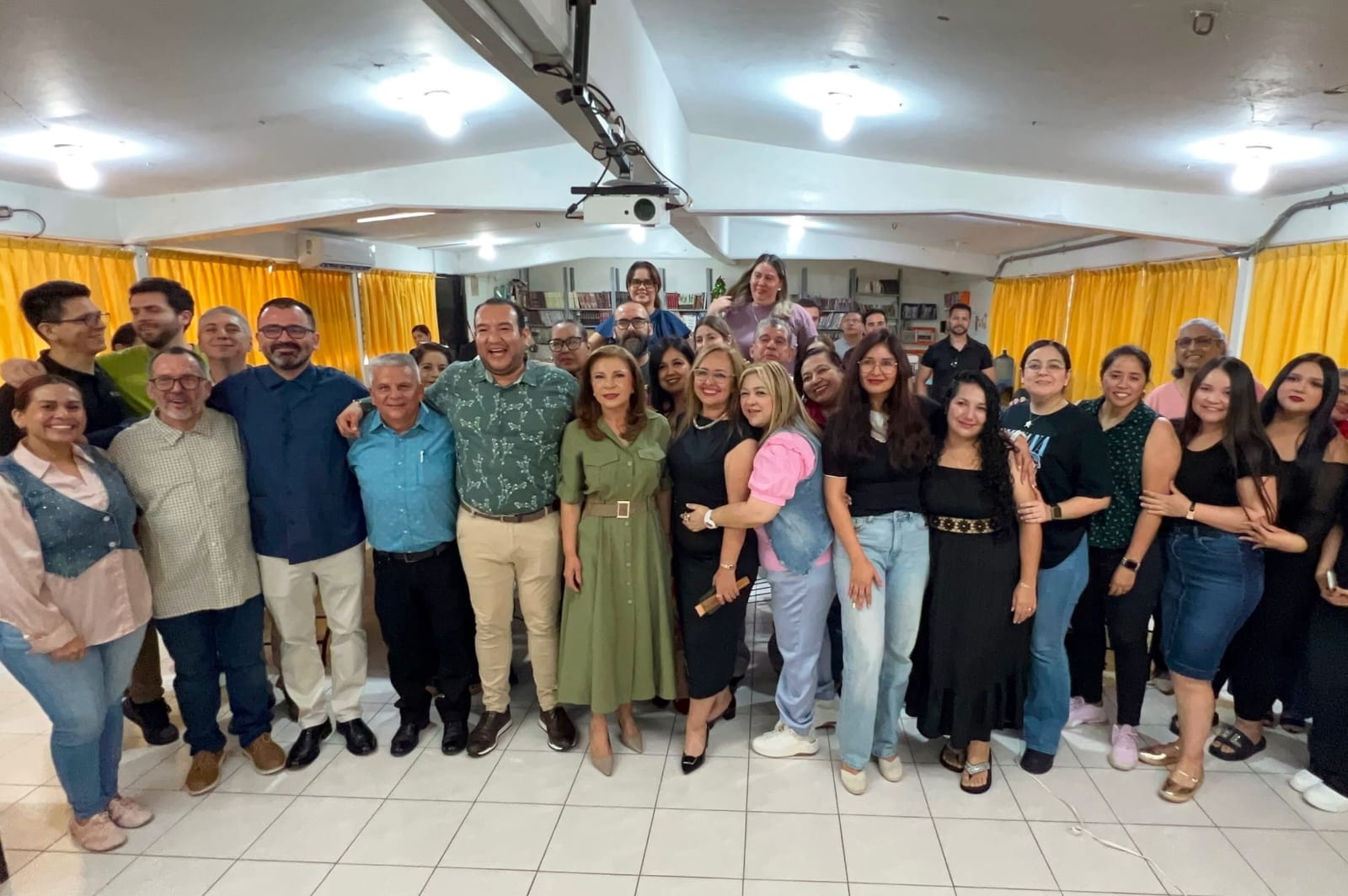 Gloria Himelda Félix con docentes durante la fase intensiva del CTE