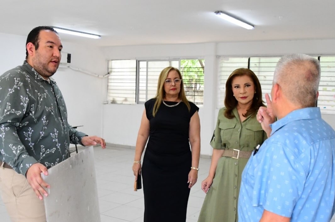 Gloria Himelda Félix con docentes durante la fase intensiva del CTE