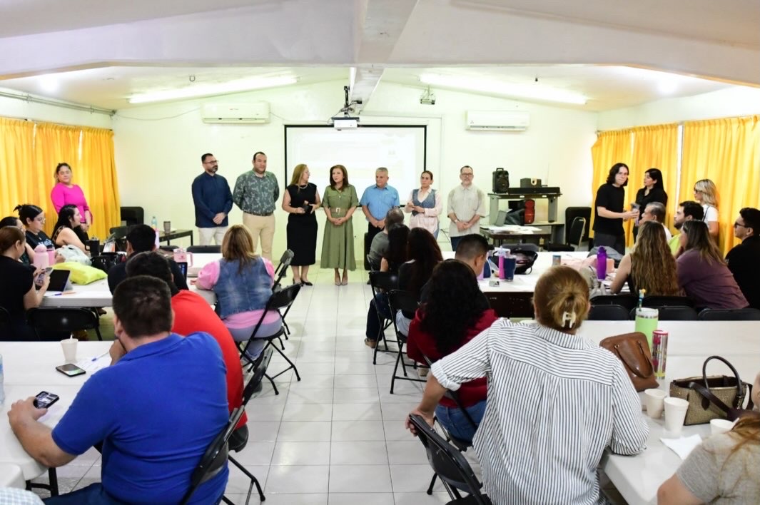 Gloria Himelda Félix con docentes durante la fase intensiva del CTE