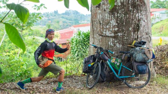 Desde tortitas del mercado y mariscos: Guasave le muestra a Hiro, viajero Japonés en bicicleta, su sabor y Calidez