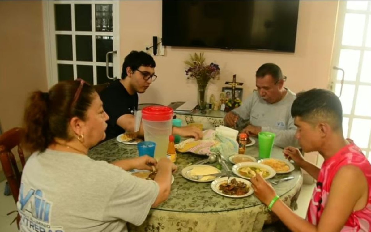 Hiro comiendo en casa de una familia de Guasave