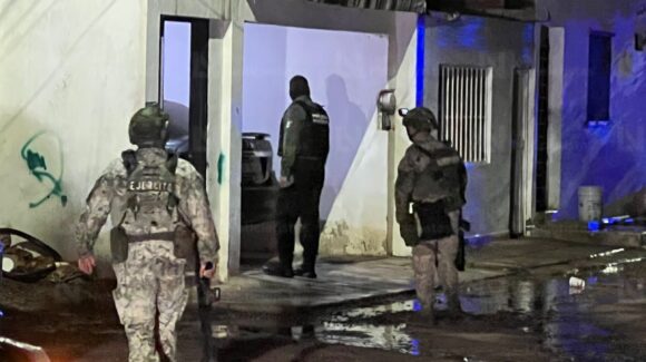 Ejecutan a balazos a un hombre en la cochera de una vivienda en el fraccionamiento Los Alamitos, al norte de Culiacán