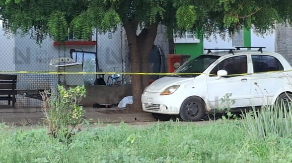 Ejecutan a balazos a un hombre en Pradera Dorada II, en Mazatlán, Sinaloa; el cuerpo quedó sobre la banqueta